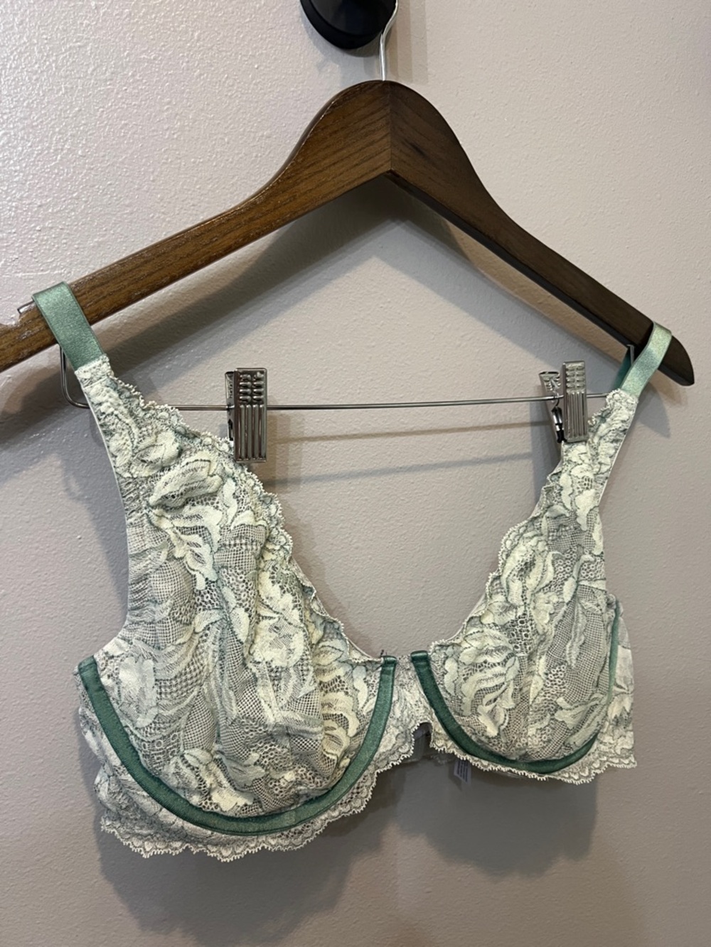 Full Coverage Elegant Lace Underwire Unlined Bra in Sage Green 38D 🍀🍀